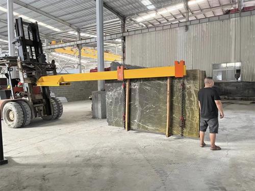 Forklift boom to lift stone slabs